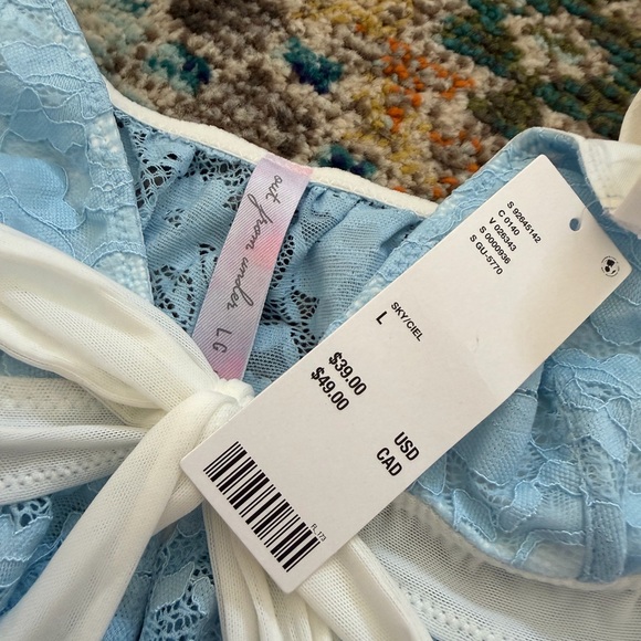 Urban Outfitters out from under crop top - Picture 3 of 7